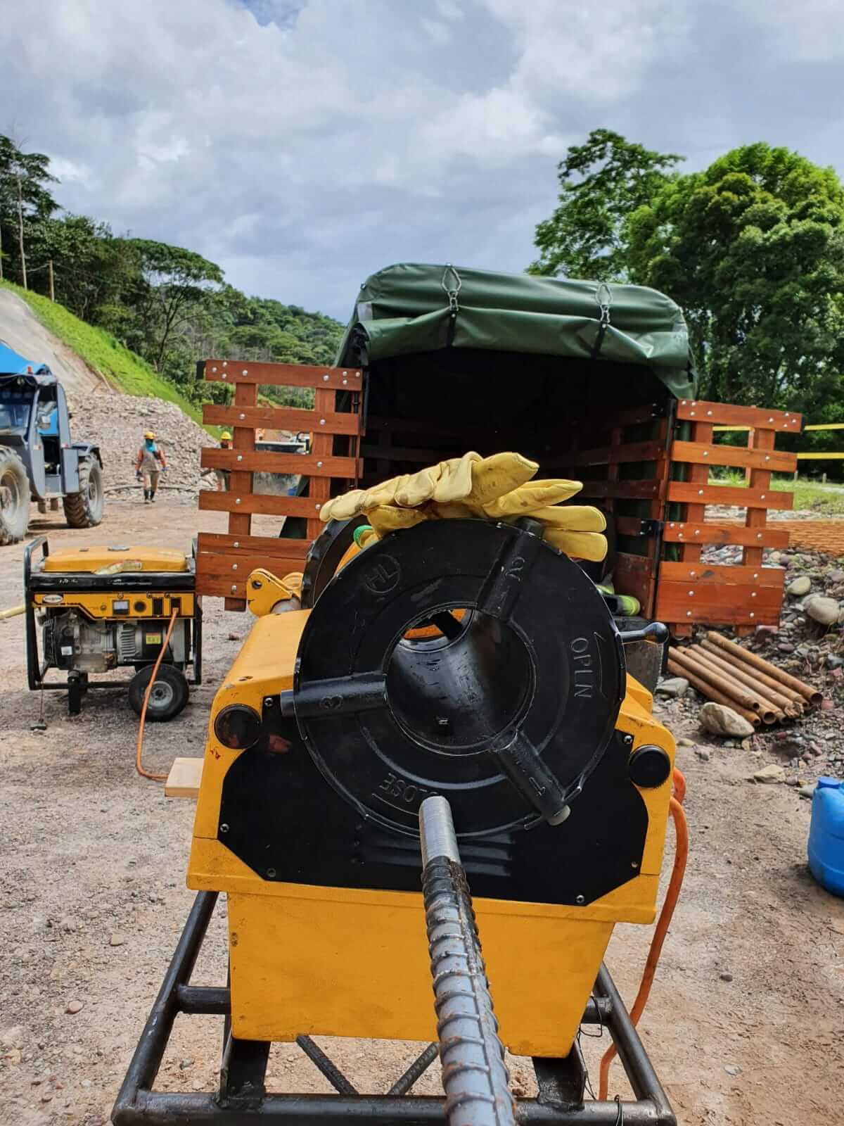 Máquina roscadora de varillas en acción